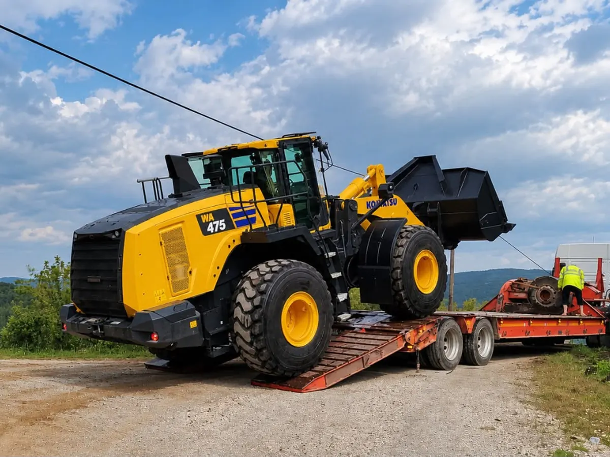 Komatsu WA475 lastikli yükleyici lowbed ile sevkiyatta